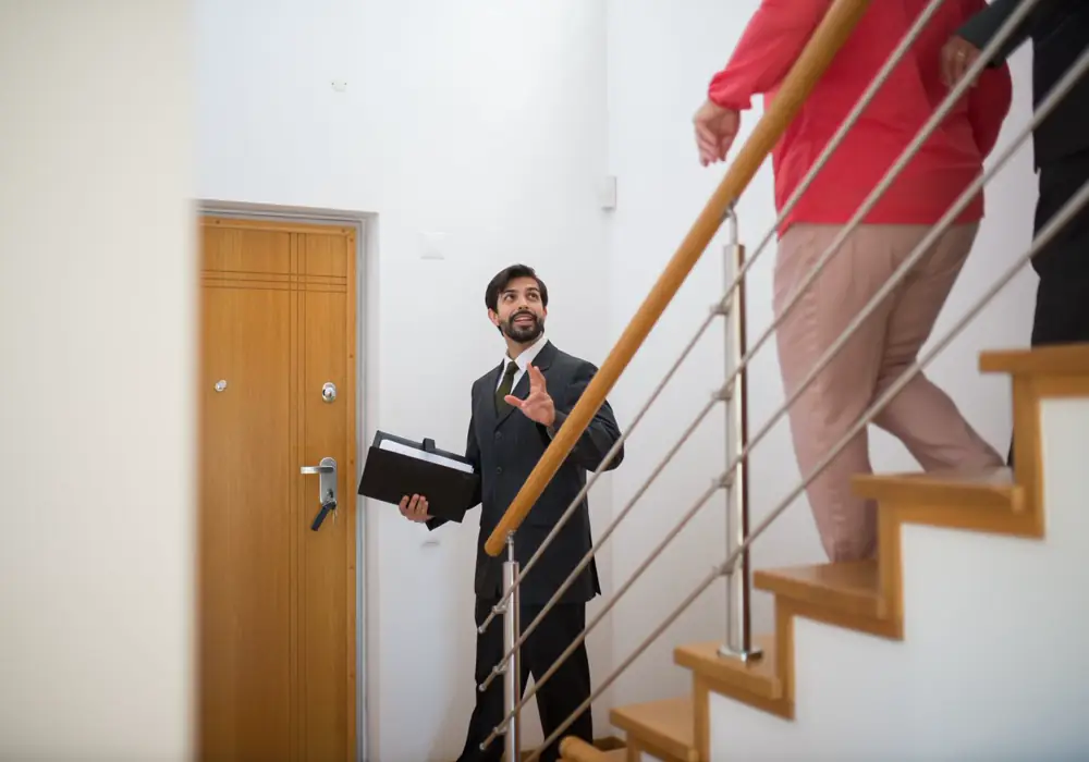 Asesor mostrando una propiedad a posibles compradores