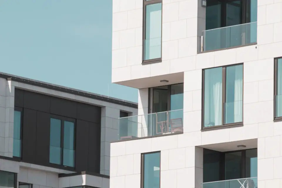 Fachada de un edificio moderno con balcones